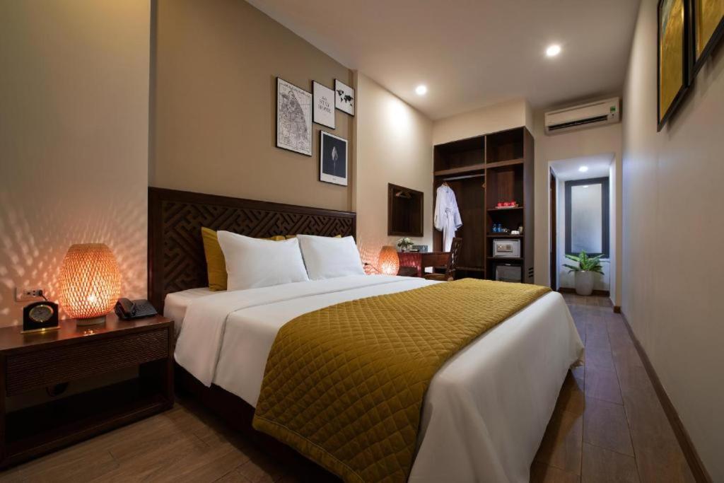 Postel nebo postele na pokoji v ubytování Hanoi Lakeside Premium Hotel & Travel