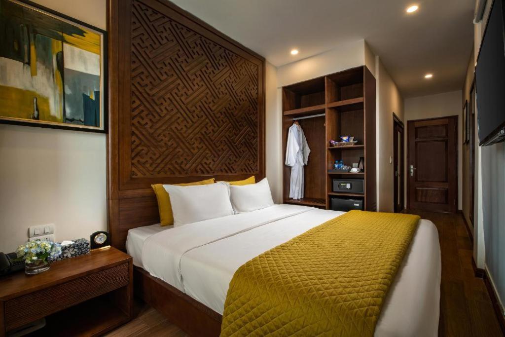 Postel nebo postele na pokoji v ubytování Hanoi Lakeside Premium Hotel & Travel