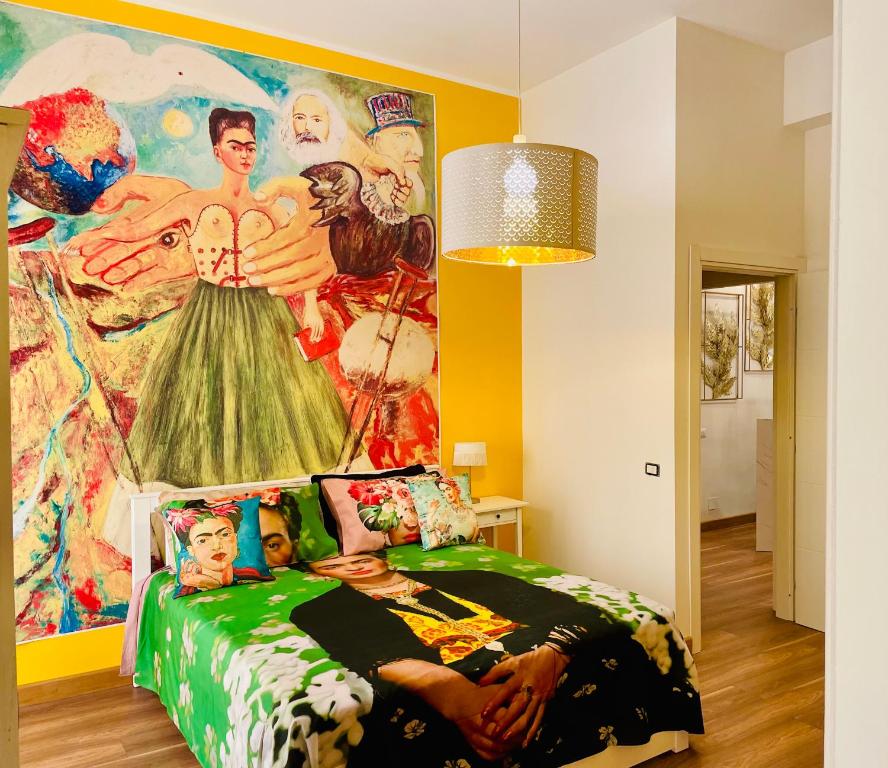 サレルノにあるConteMax ArtHouseの大きな絵画が壁に描かれたベッドルーム