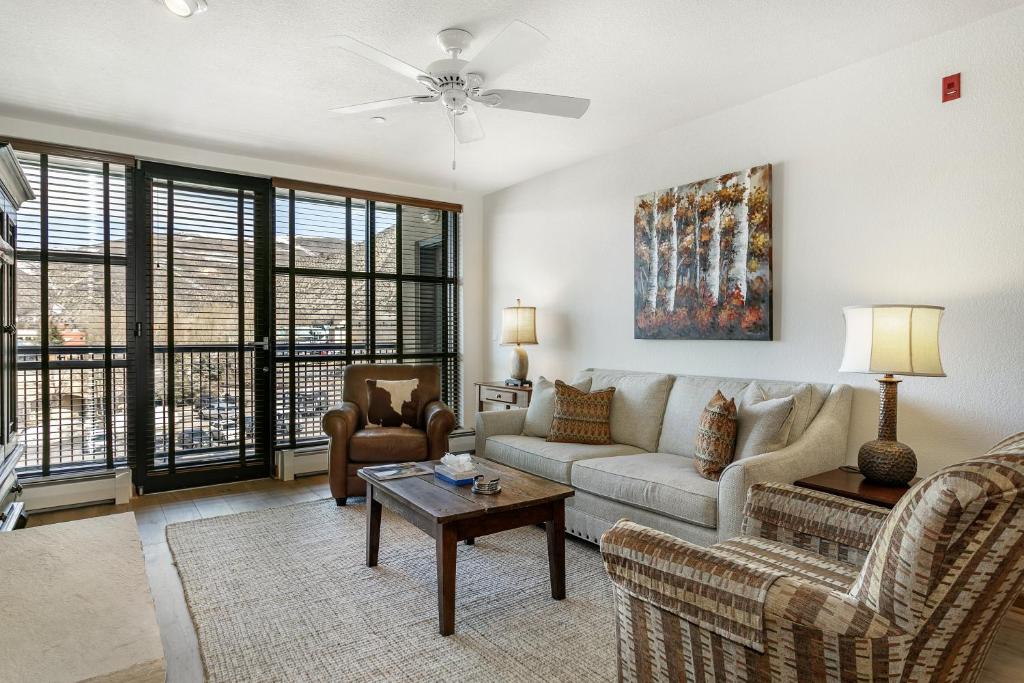 Khu vực ghế ngồi tại 320 Chapel Square condo