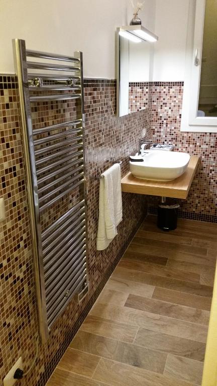 a bathroom with a sink and a mirror at Casa Mafalda in Chioggia