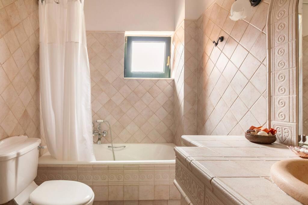 Łazienka w obiekcie Luxury Villa in Agios Nikolaos with private pool