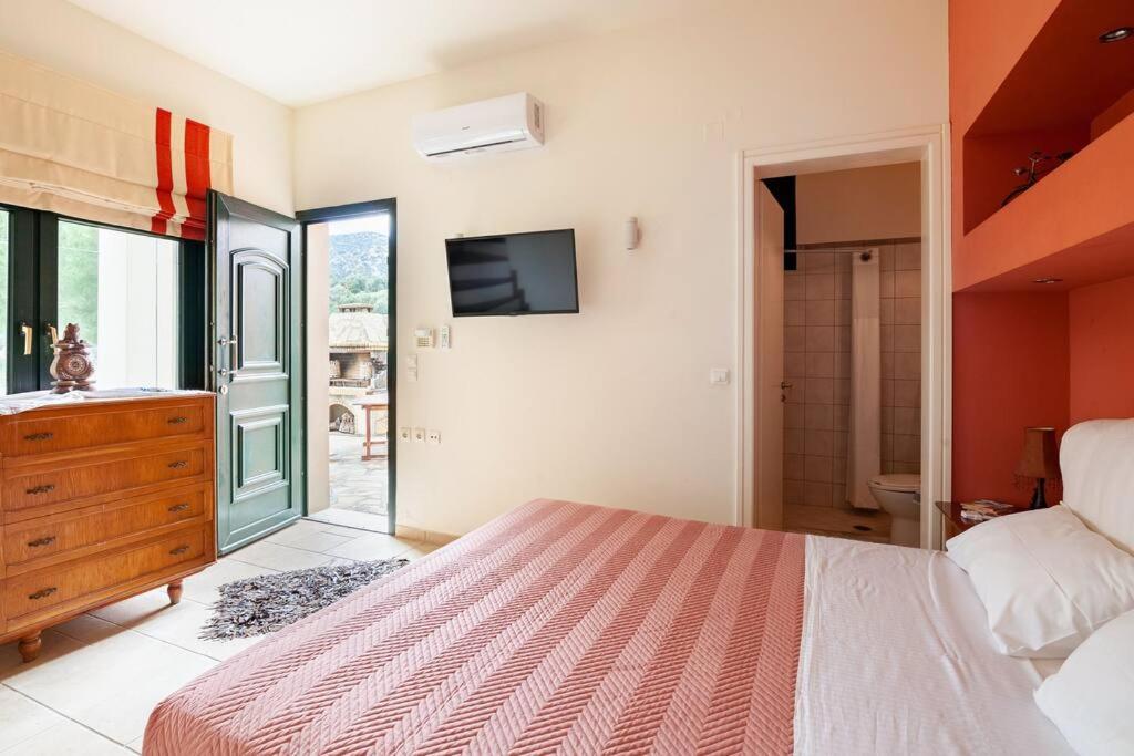 Łóżko lub łóżka w pokoju w obiekcie Luxury Villa in Agios Nikolaos with private pool