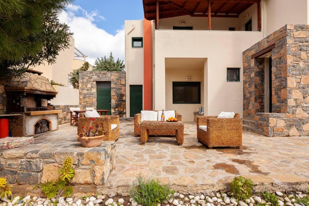 Część wypoczynkowa w obiekcie Luxury Villa in Agios Nikolaos with private pool