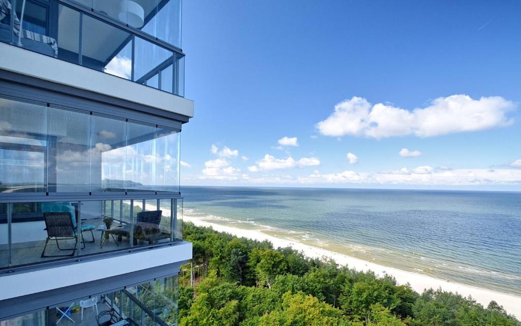米茲多洛傑的住宿－Onyx Aquamarina by Baltico Apartament，阳台享有海景。