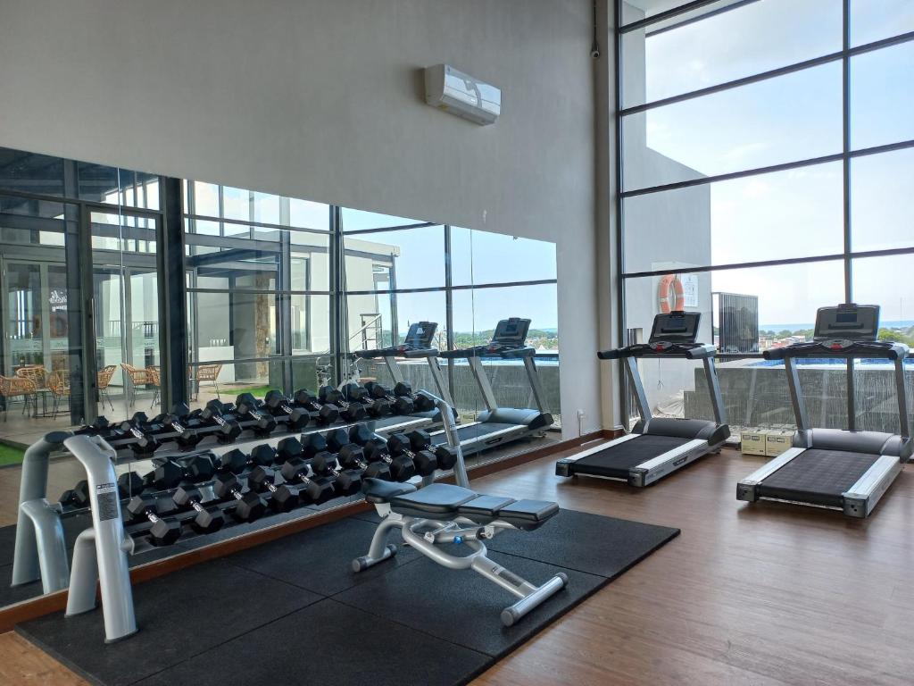 Fitness centrum a/nebo fitness zařízení v ubytování Front One King Hotel Tuban