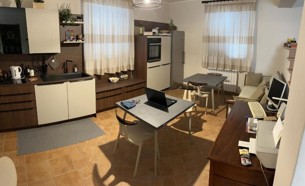 A kitchen or kitchenette at Il Borghetto di San Giuseppe EtnaRooms&Apartments