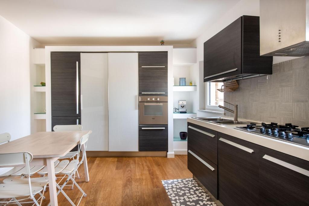 A kitchen or kitchenette at Vittorio Emanuele apartment with terrace by Wonderful Italy
