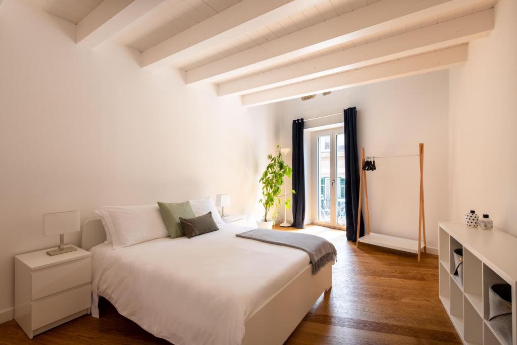A bed or beds in a room at Vittorio Emanuele apartment with terrace by Wonderful Italy