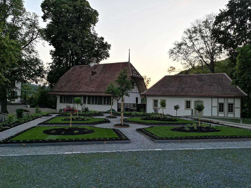 ein Haus mit Garten davor in der Unterkunft Resort Schloss Rued in Schlossrued