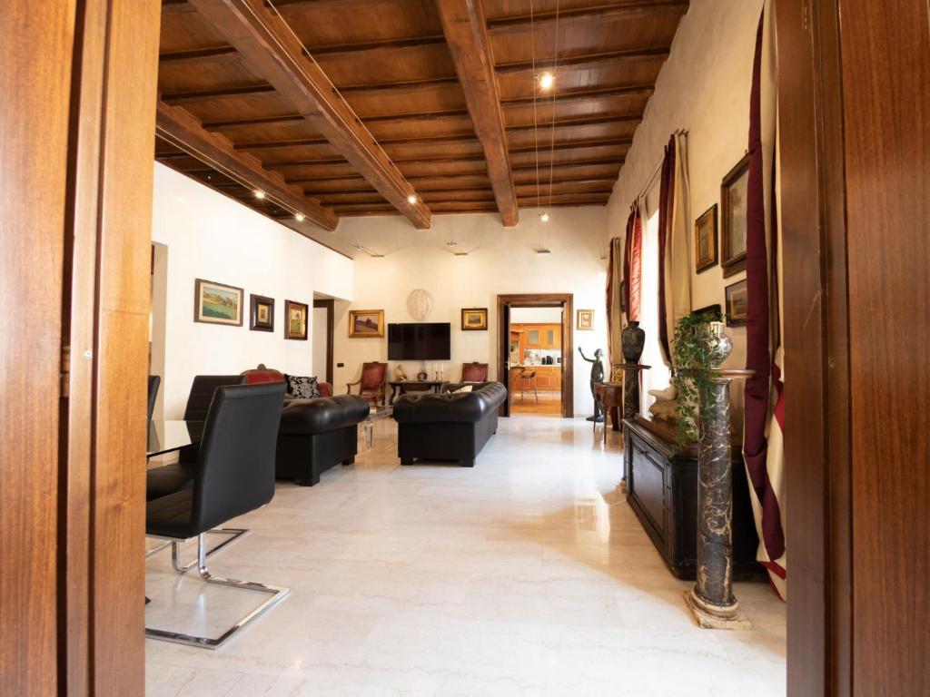Telewizja i/lub zestaw kina domowego w obiekcie The Best Rent - Apartment with a view on Altare della Patria