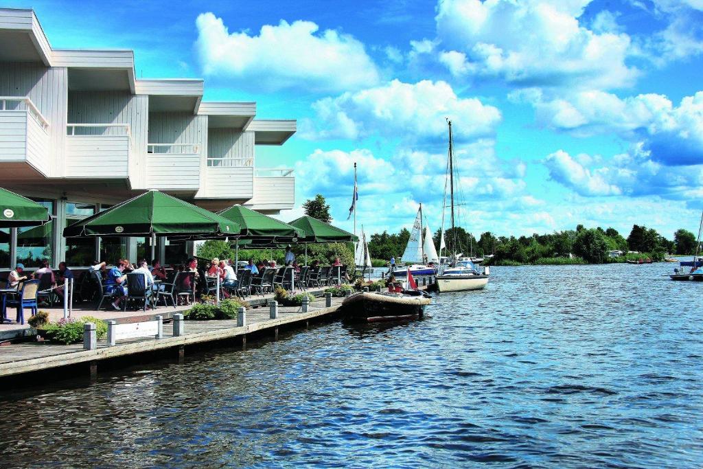 Výhled na řeku, která protéká v blízkosti hotelu