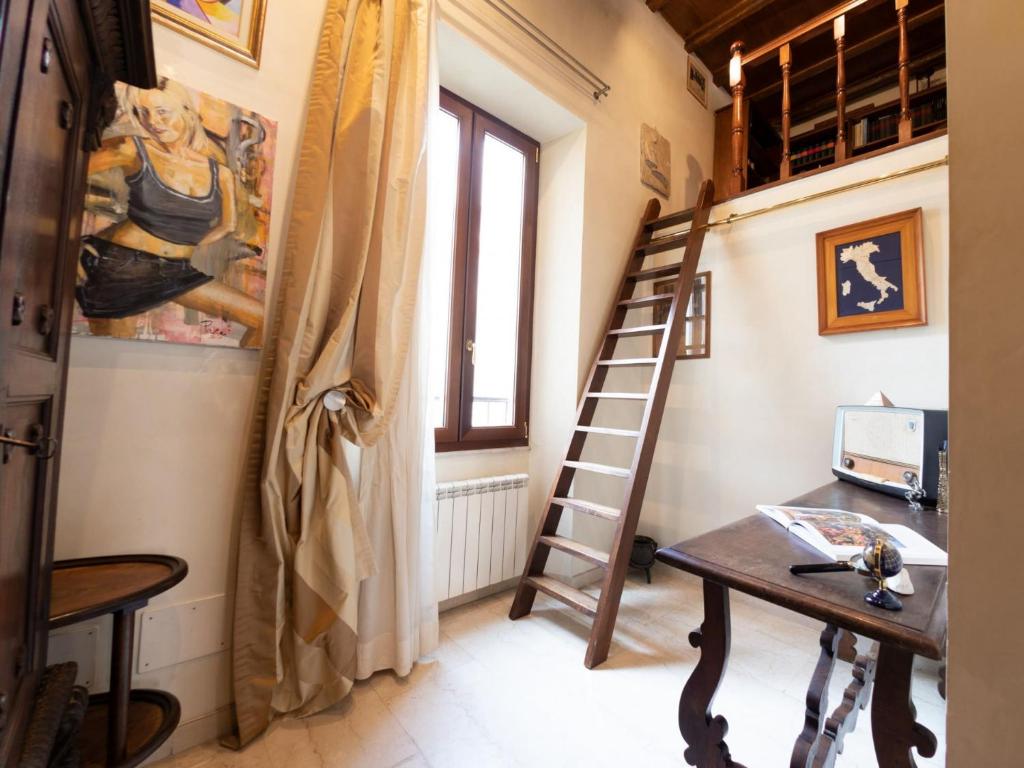 Telewizja i/lub zestaw kina domowego w obiekcie The Best Rent - Apartment with a view on Altare della Patria