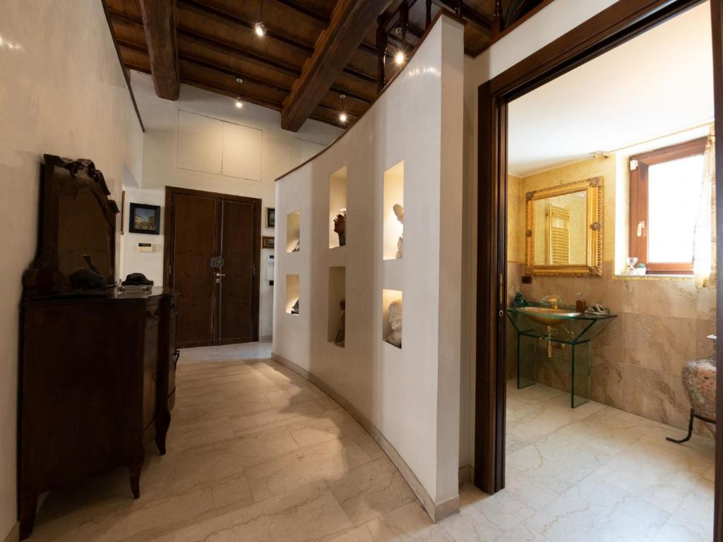 Telewizja i/lub zestaw kina domowego w obiekcie The Best Rent - Apartment with a view on Altare della Patria