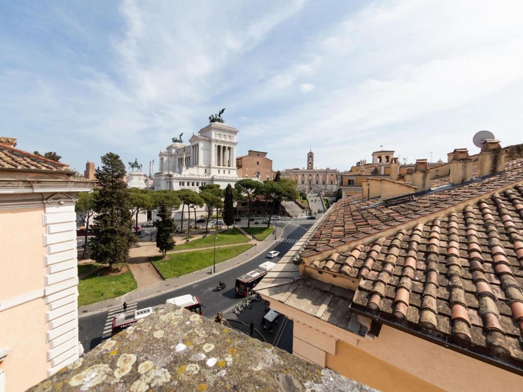 widok na miasto z dachów budynków w obiekcie The Best Rent - Apartment with a view on Altare della Patria w Rzymie