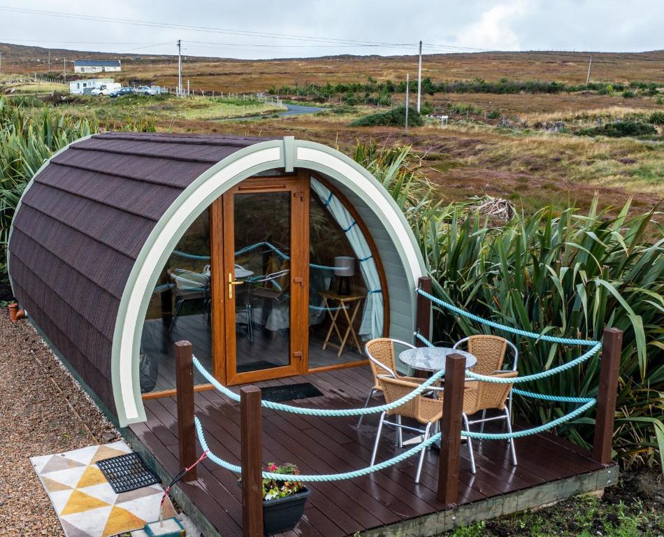 AphortにあるArranmore Glampingのデッキ(テーブル、椅子付)が備わるドームテント