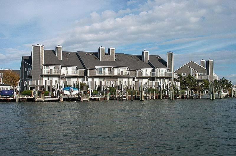 un gran edificio en un muelle sobre el agua en Two-Bedroom Apartment, en Ocean City