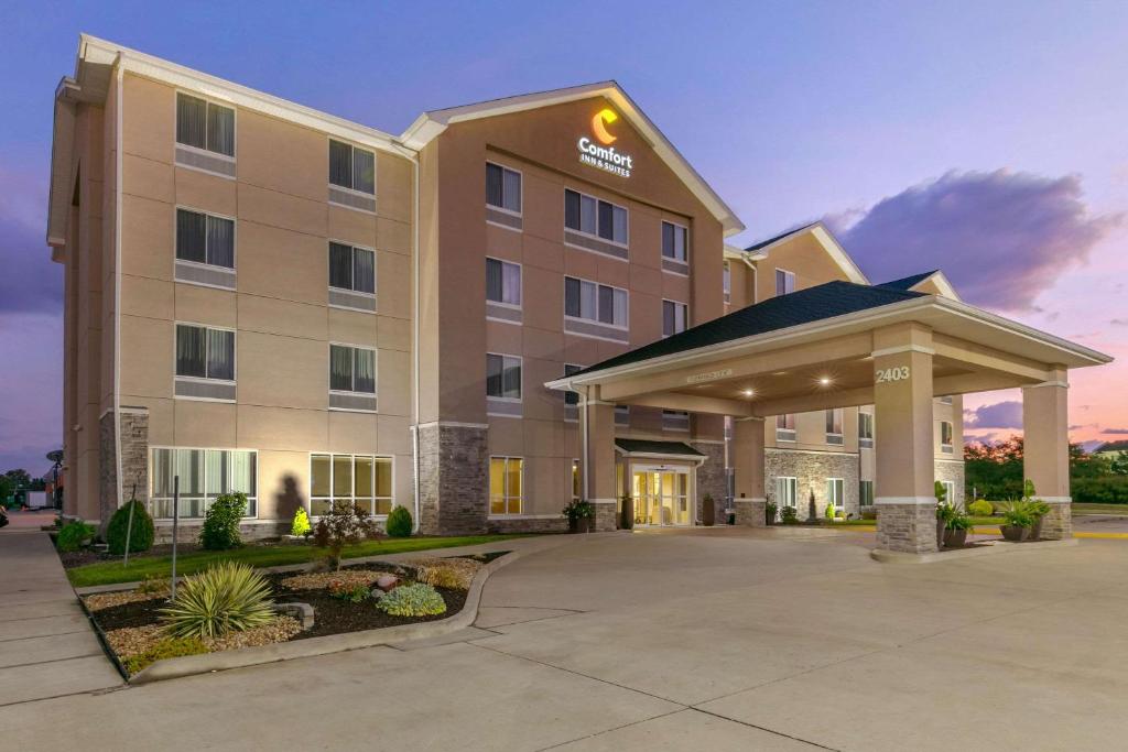 Comfort Inn & Suites Marion I-57 في ماريون: مبنى الفندق وامامه شرفة