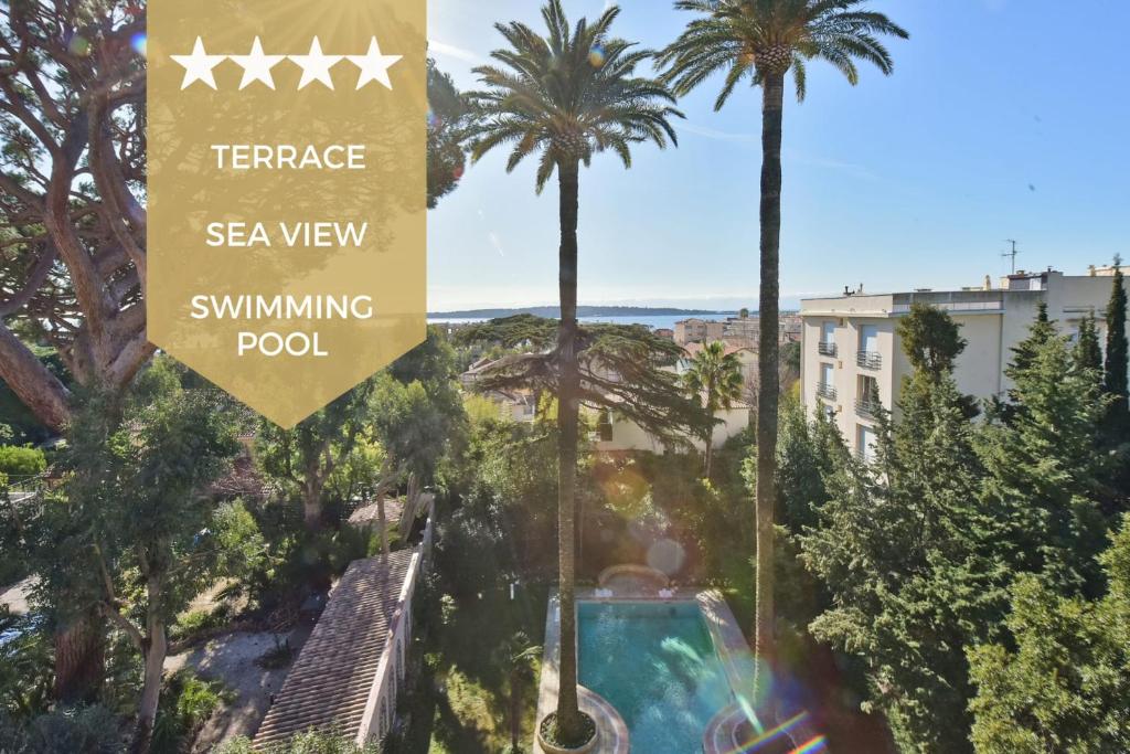 - un panneau indiquant la terrasse de la piscine avec vue sur la mer dans l'établissement 3-Br Apartment Sea View Swimming Pool, à Cannes