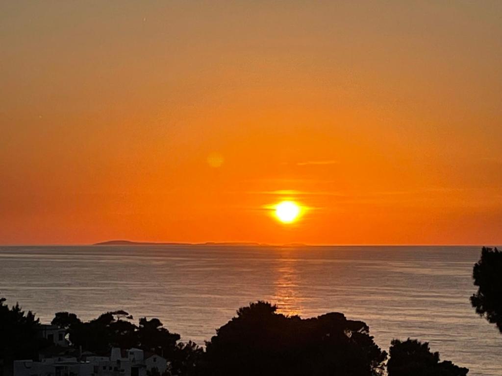 una puesta de sol sobre el océano con la puesta de sol en Tramonti en San Menaio