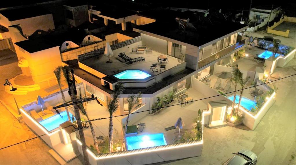 Bazén v ubytování Pathos SeaSide Suites nebo v jeho okolí