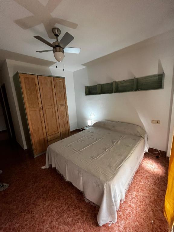 1 dormitorio con 1 cama y ventilador de techo en LA VERDE, en Alicante