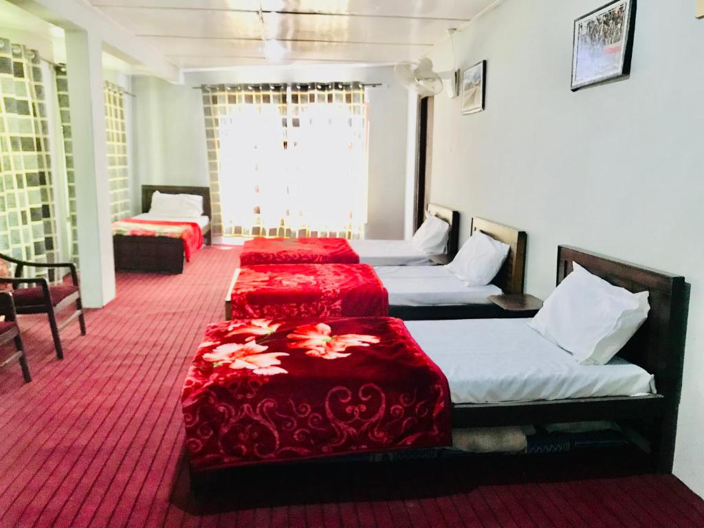 Postel nebo postele na pokoji v ubytování Skardu Lodge