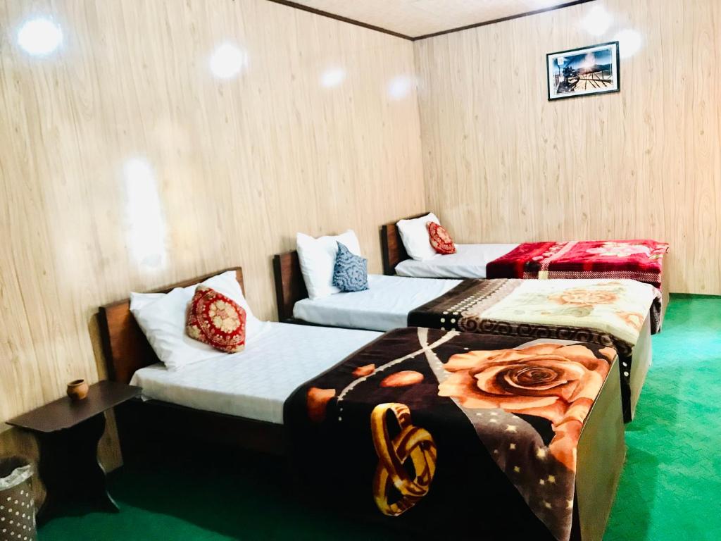 Postel nebo postele na pokoji v ubytování Skardu Lodge