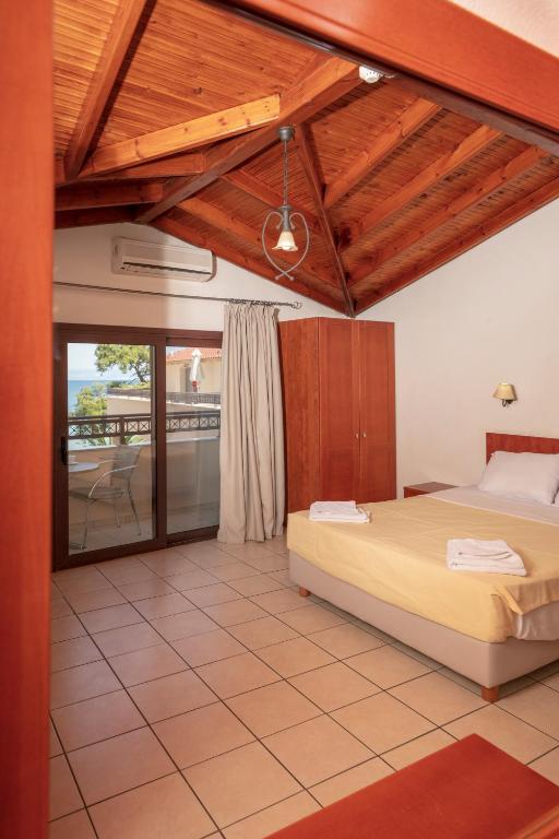 Postel nebo postele na pokoji v ubytování Mediterranean Beach Hotel