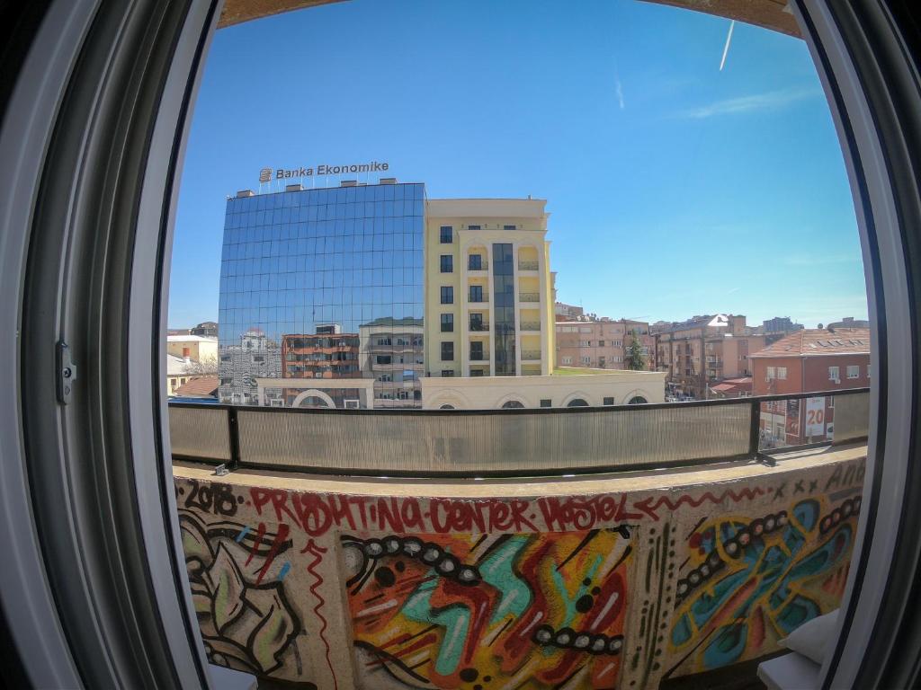Nespecifikovaný výhled na destinaci Priština nebo výhled na město při pohledu z hostelu