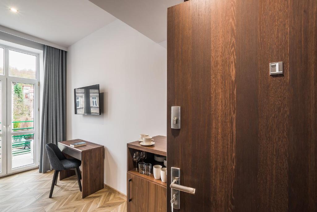 EASY RENT Piłsudskiego 6 - Deluxe Double Room With Balcony