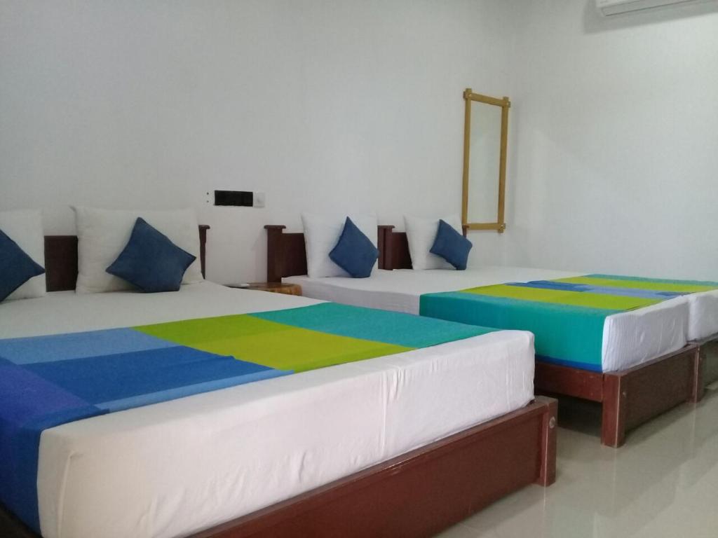 Postel nebo postele na pokoji v ubytování Shan Guest and Restaurant Nilaveli