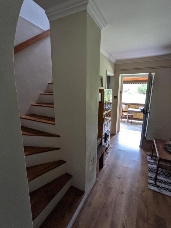 einen Flur mit einer Treppe in einem Haus in der Unterkunft Privát Cottage - Házikó 5 perc sétára a mólótól in Révfülöp