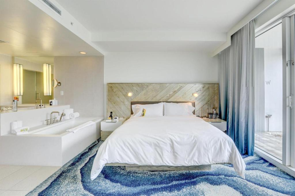 1 dormitorio con 1 cama grande, bañera y lavamanos en Stylish 1 BR at Fort Lauderdale, en Fort Lauderdale