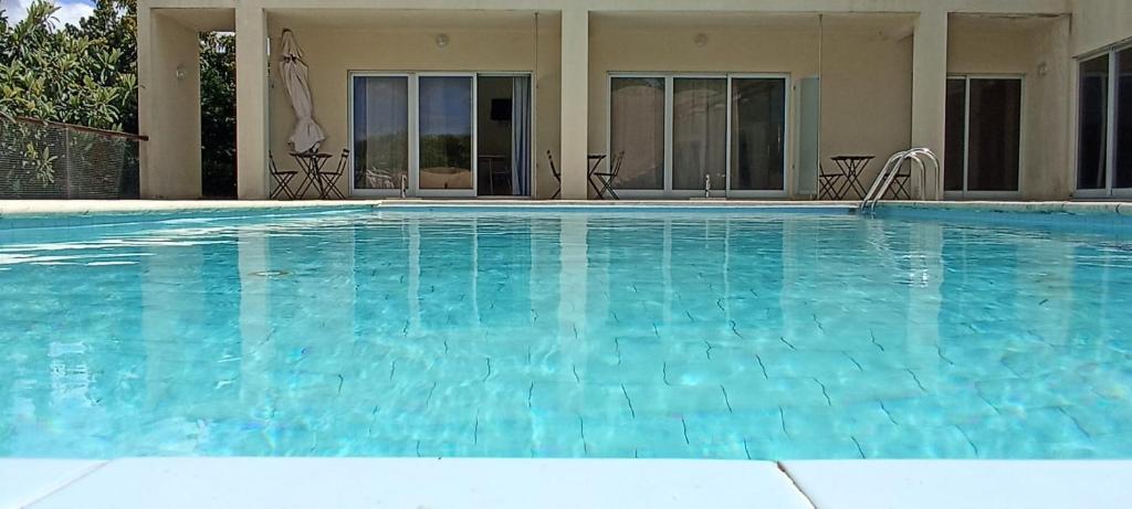una piscina de agua azul frente a una casa en Casa da Naia, en Braga