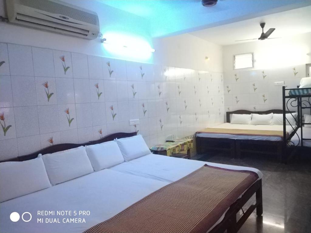 Postel nebo postele na pokoji v ubytování ABC guest house Auroville