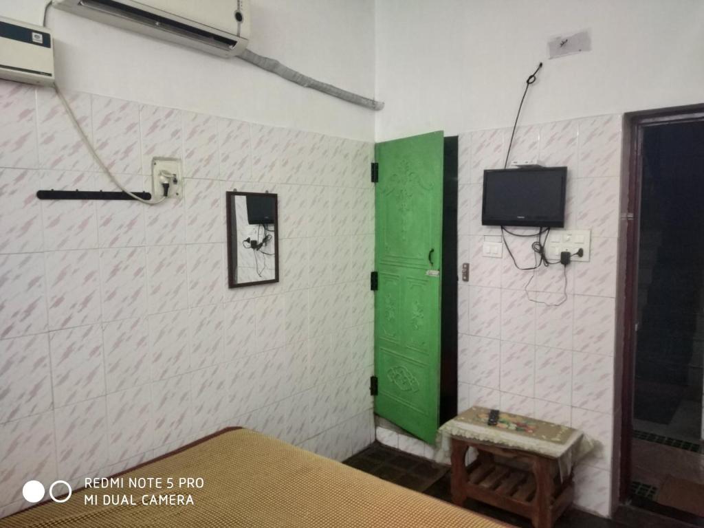TV a/nebo společenská místnost v ubytování ABC guest house Auroville