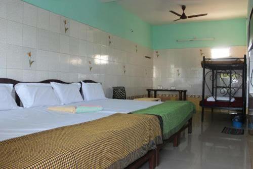 Postel nebo postele na pokoji v ubytování ABC guest house Auroville