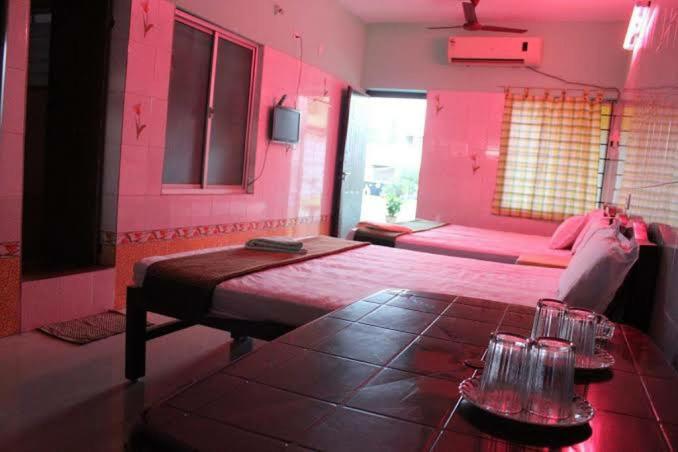 Postel nebo postele na pokoji v ubytování ABC guest house Auroville