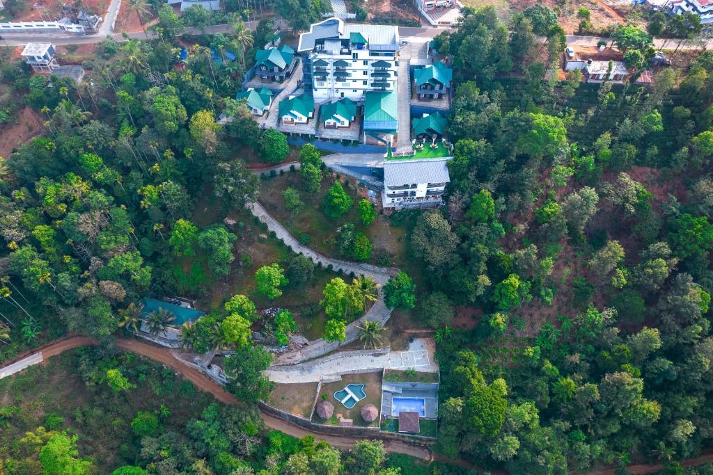 een luchtzicht op een huis in het bos bij WOLKENBURG RESORT & SPA in Munnar