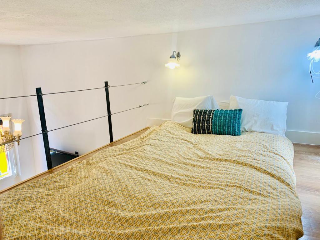 1 dormitorio con 1 cama grande con manta en Mini Loft Plaza España, en Jerez de la Frontera