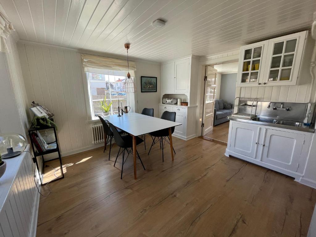 a kitchen with a table and chairs in a room at 12 Skolgatan in Smögen