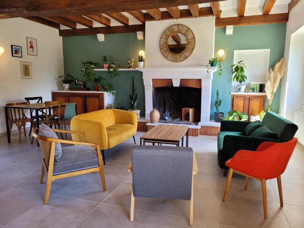 a living room filled with furniture and a fireplace at L Amalia au cœur des Châteaux de la Loire et du zoo de Beauval in Sambin