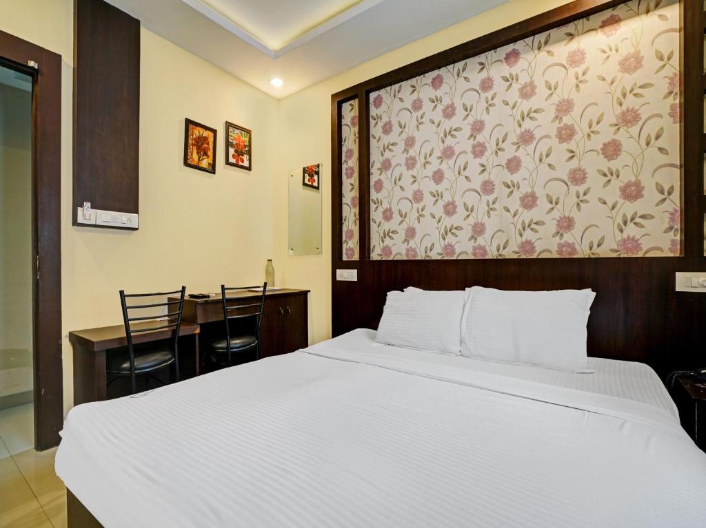 Postel nebo postele na pokoji v ubytování Galaxy Inn