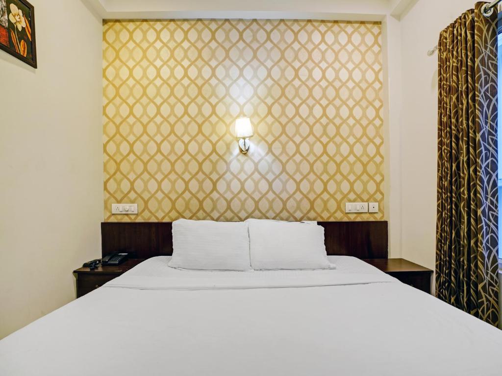 Postel nebo postele na pokoji v ubytování Galaxy Inn