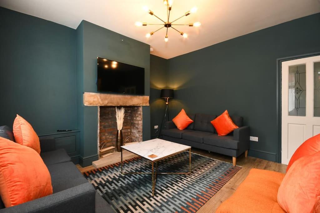 - un salon avec un canapé et une cheminée dans l'établissement Cottage Style 3 bedroom House - Close to City centre & The Peaks, à Chesterfield