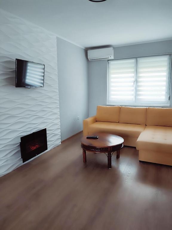 TV a/nebo společenská místnost v ubytování Milmar apartman
