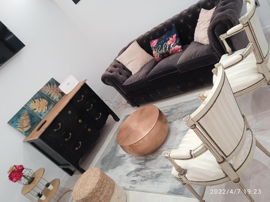 salon z kanapą, krzesłami i stołem w obiekcie Apartamento Isaac junto a la muralla Romana w mieście Lugo