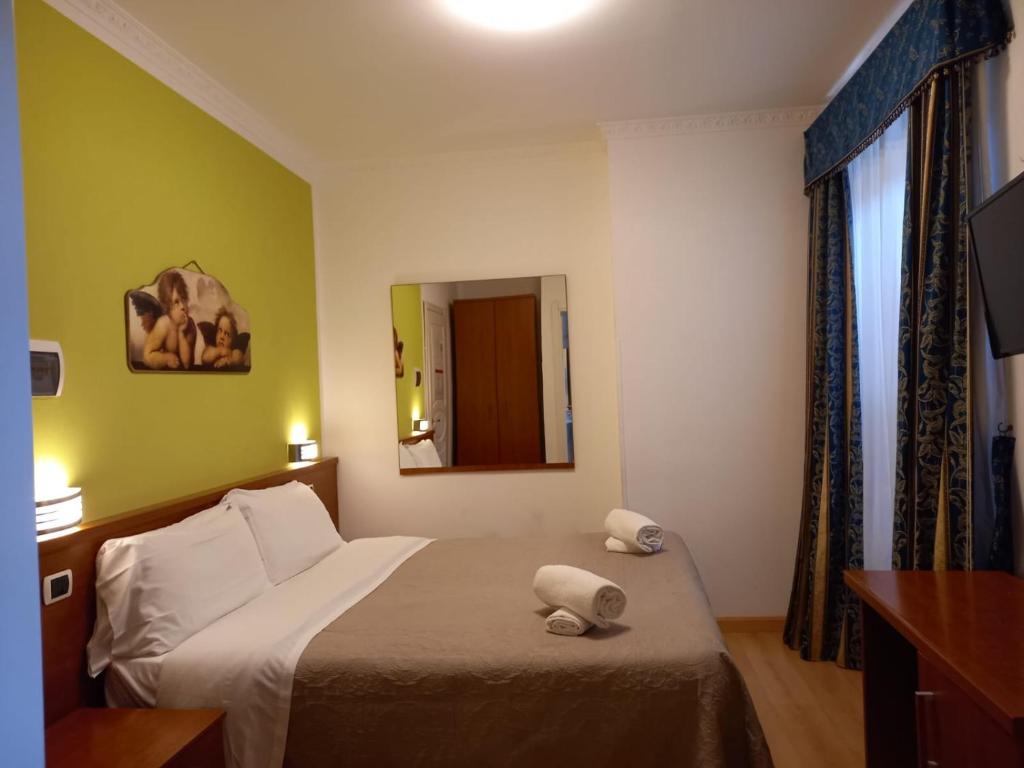 羅馬的住宿－La Casa Dell'Arte srl，一间卧室,床上放着两只动物