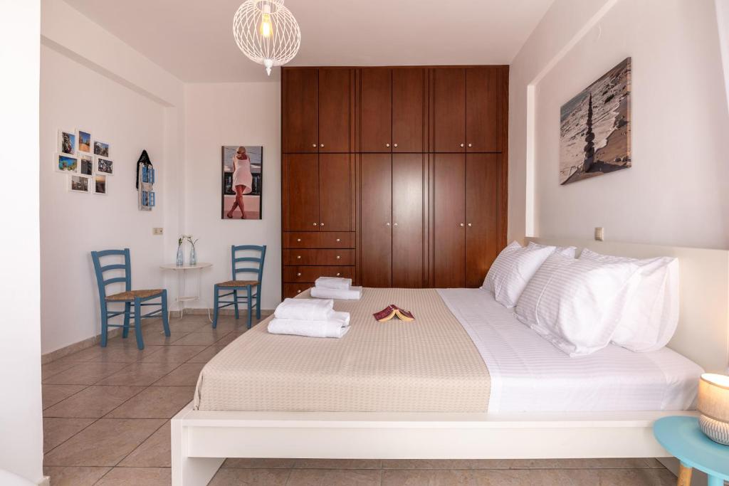 Postel nebo postele na pokoji v ubytování Agiazi Beachfront Apartment